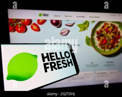 Cellulare con logo della società tedesca di Meal-kit HelloFresh se sullo schermo di fronte al sito web aziendale. Concentratevi sul centro-destra del display del telefono. Foto Stock