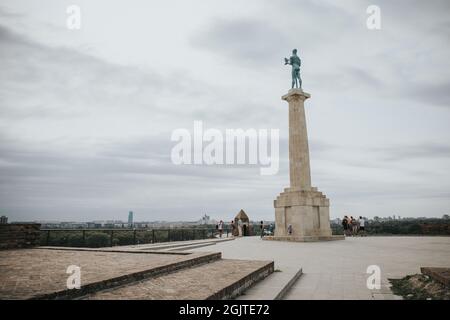 BELGRADO, SERBIA - 18 ago 2021: La scultura storica Victor nella Città alta della Fortezza di Belgrado in Serbia Foto Stock