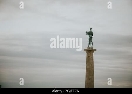 BELGRADO, SERBIA - 18 ago 2021: La scultura storica Victor nella Città alta della Fortezza di Belgrado in Serbia Foto Stock