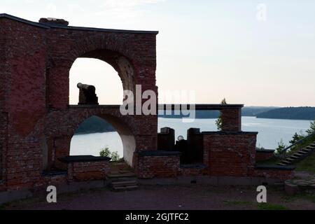 BOMARSUND, ALAND IL 26 GIUGNO 2013. Vista di una fortezza, museo all'aperto in rovine. Costruito nella Guerra di Crimea del 1840. Uso editoriale. Foto Stock