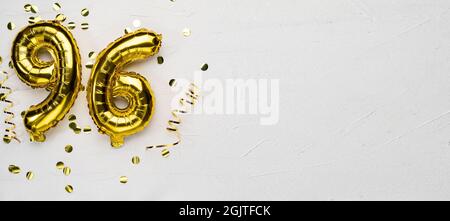 palloncino dorato numero novantasei. Tessera di compleanno o anniversario con l'iscrizione 96. Sfondo grigio in cemento. Celebrazione dell'anniversario. Banner Foto Stock