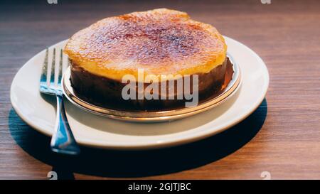 Cuostards cotti al forno caramellati. Creme brulee. Vanilla Creme Brulee. Dessert portoghese popolare. Crema di Leite. Crostate Custard portoghesi Foto Stock