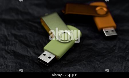 unità usb colorate su sfondo nero Foto Stock