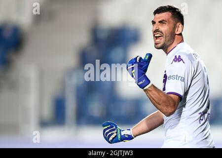 Bergamo, Italia. 11 settembre 2021. Pietro Terracciano di ACF Fiorentina si fa avanti durante la serie Una partita di calcio tra Atalanta BC e ACF Fiorentina. Credit: Nicolò campo/Alamy Live News Foto Stock