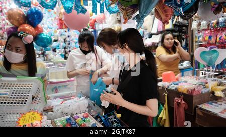 Shopping pedonale Walk Thru Sampeng Lane tradizionale Old Style Market Chinatown Bangkok Thailandia Foto Stock