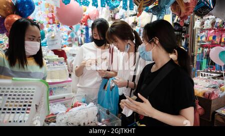 Shopping pedonale Walk Thru Sampeng Lane tradizionale Old Style Market Chinatown Bangkok Thailandia Foto Stock