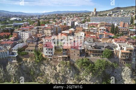 Vecchio quartiere di Tbilisi città vista aerea drone in giorno di sole Foto Stock