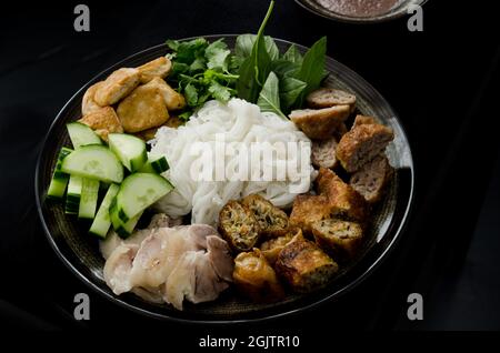 Bun dau mam tom - cibo popolare vietnamita Foto Stock