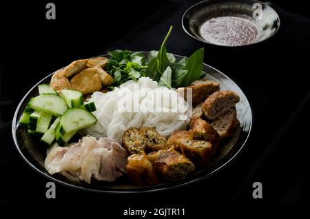 Bun dau mam tom - cibo popolare vietnamita Foto Stock