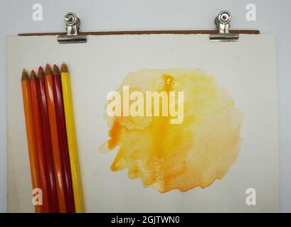 Matite e pennarelli di colore giallo, vernici, l'acqua si dissolverà in acquerello. Foto Stock