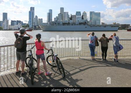 Greenwich, Regno Unito. 11 settembre 2021. La gente si ferma per guardare l'arrivo dell'HMS Albion a Londra. L'ex ammiraglia della Royal Navy britannica HMS Albion è arrivata a Londra. La visita del porto nella capitale da parte della nave di classe Albion lunga 176 metri è di sostenere la London International Shipping Week che inizia lunedì 13 settembre. La HMS Albion, ormeggiata a Greenwich per la visita, è talvolta chiamata "lama dell'esercito della Royal Navy" per la sua flessibilità. L'arrivo di Albion coincide con un maggior numero di visitatori navali a Londra per la 'fiera' della difesa DSEI che inizia martedì. Credito Foto Stock
