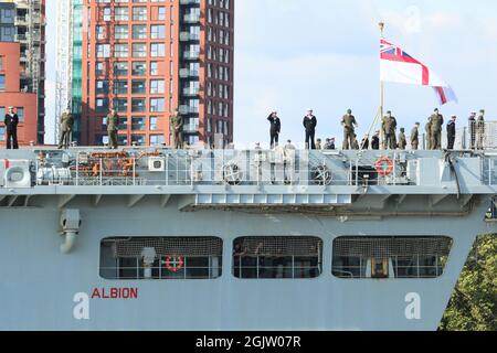 Greenwich, Regno Unito. 11 settembre 2021. I marinai guardano fuori dal ponte mentre HMS Albion arriva a Londra. L'ex ammiraglia della Royal Navy britannica HMS Albion è arrivata a Londra. La visita del porto nella capitale da parte della nave di classe Albion lunga 176 metri è di sostenere la London International Shipping Week che inizia lunedì 13 settembre. La HMS Albion, ormeggiata a Greenwich per la visita, è talvolta chiamata "lama dell'esercito della Royal Navy" per la sua flessibilità. L'arrivo di Albion coincide con un maggior numero di visitatori navali a Londra per la 'fiera' della difesa DSEI che inizia a Tues Foto Stock