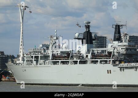 Greenwich, Regno Unito. 11 settembre 2021. HMS Albion visto passare sotto la funivia attraverso il Tamigi a Greenwich. L'ex ammiraglia della Royal Navy britannica HMS Albion è arrivata a Londra. La visita del porto nella capitale da parte della nave di classe Albion lunga 176 metri è di sostenere la London International Shipping Week che inizia lunedì 13 settembre. La HMS Albion, ormeggiata a Greenwich per la visita, è talvolta chiamata "lama dell'esercito della Royal Navy" per la sua flessibilità. L'arrivo di Albion coincide con più visitatori navali a Londra per la 'fiera' della difesa DSEI che è Foto Stock