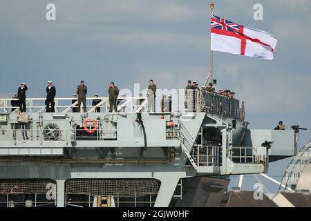Greenwich, Regno Unito. 11 settembre 2021. I marinai guardano fuori dal ponte mentre HMS Albion arriva a Londra. L'ex ammiraglia della Royal Navy britannica HMS Albion è arrivata a Londra. La visita del porto nella capitale da parte della nave di classe Albion lunga 176 metri è di sostenere la London International Shipping Week che inizia lunedì 13 settembre. La HMS Albion, ormeggiata a Greenwich per la visita, è talvolta chiamata "lama dell'esercito della Royal Navy" per la sua flessibilità. L'arrivo di Albion coincide con un maggior numero di visitatori navali a Londra per la 'fiera' della difesa DSEI che inizia a Tues Foto Stock