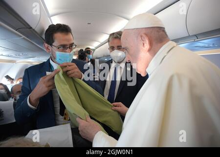 Roma, Italia. 12 settembre 2021. 12 settembre 2021 : Papa Francesco saluta i giornalisti a bordo di un aereo in viaggio verso l'Ungheria Credit: Independent Photo Agency/Alamy Live News Foto Stock