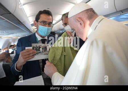 Roma, Italia. 12 settembre 2021. 12 settembre 2021 : Papa Francesco saluta i giornalisti a bordo di un aereo in viaggio verso l'Ungheria Credit: Independent Photo Agency/Alamy Live News Foto Stock