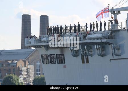 Greenwich, Regno Unito. 11 settembre 2021. I marinai guardano fuori dal ponte mentre Albion arriva a Greenwich. L'ex ammiraglia della Royal Navy britannica HMS Albion è arrivata a Londra. La visita del porto nella capitale da parte della nave di classe Albion lunga 176 metri è di sostenere la London International Shipping Week che inizia lunedì 13 settembre. La HMS Albion, ormeggiata a Greenwich per la visita, è talvolta chiamata "lama dell'esercito della Royal Navy" per la sua flessibilità. L'arrivo di Albion coincide con un maggior numero di visitatori navali a Londra per la 'fiera' della difesa DSEI che inizia a Tuesd Foto Stock