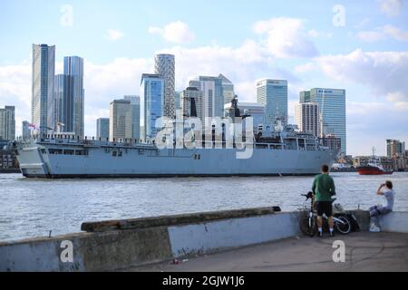 Greenwich, Regno Unito. 11 settembre 2021. HMS Albion sul Tamigi passando il quartiere finanziario a Canary Wharf. L'ex ammiraglia della Royal Navy britannica HMS Albion è arrivata a Londra. La visita del porto nella capitale da parte della nave di classe Albion lunga 176 metri è di sostenere la London International Shipping Week che inizia lunedì 13 settembre. La HMS Albion, ormeggiata a Greenwich per la visita, è talvolta chiamata "lama dell'esercito della Royal Navy" per la sua flessibilità. L'arrivo di Albion coincide con un maggior numero di visitatori navali a Londra per la 'fiera' della difesa DSEI che genera Foto Stock