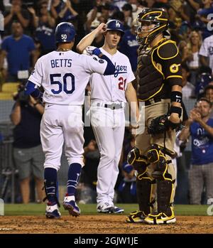 Los Angeles, Stati Uniti. 12 settembre 2021. Los Angeles Dodgers' Mookie Betts (50) festeggia con il compagno di squadra Walker Buehler (21) dopo aver colpito una casa a tre run fuori dal reliever Craig Stammen di San Diego Padres nel quinto inning al Dodger Stadium di Los Angeles sabato 11 settembre 2021. Foto di Jim Ruymen/UPI Credit: UPI/Alamy Live News Foto Stock