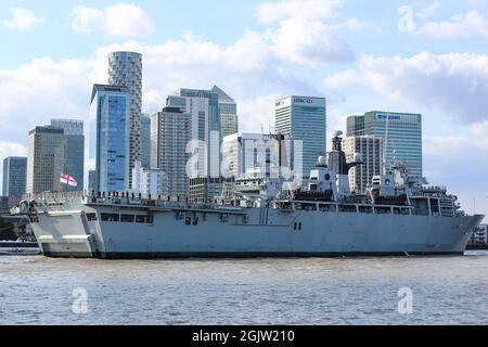 Greenwich, Regno Unito. 11 settembre 2021. HMS Albion sul Tamigi passando il quartiere finanziario a Canary Wharf. L'ex ammiraglia della Royal Navy britannica HMS Albion è arrivata a Londra. La visita del porto nella capitale da parte della nave di classe Albion lunga 176 metri è di sostenere la London International Shipping Week che inizia lunedì 13 settembre. La HMS Albion, ormeggiata a Greenwich per la visita, è talvolta chiamata "lama dell'esercito della Royal Navy" per la sua flessibilità. L'arrivo di Albion coincide con un maggior numero di visitatori navali a Londra per la 'fiera' della difesa DSEI che inizia Foto Stock