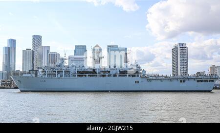 Greenwich, Regno Unito. 11 settembre 2021. HMS Albion passando Canary Wharf come lei giro la penisola di Greenwich. L'ex ammiraglia della Royal Navy britannica HMS Albion è arrivata a Londra. La visita del porto nella capitale da parte della nave di classe Albion lunga 176 metri è di sostenere la London International Shipping Week che inizia lunedì 13 settembre. La HMS Albion, ormeggiata a Greenwich per la visita, è talvolta chiamata "lama dell'esercito della Royal Navy" per la sua flessibilità. L'arrivo di Albion coincide con un maggior numero di visitatori navali a Londra per la 'fiera' della difesa DSEI che inizia Foto Stock
