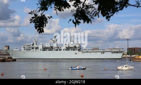 Greenwich, Regno Unito. 11 settembre 2021. HMS Albion passando Greenwich Peninsula. L'ex ammiraglia della Royal Navy britannica HMS Albion è arrivata a Londra. La visita del porto nella capitale da parte della nave di classe Albion lunga 176 metri è di sostenere la London International Shipping Week che inizia lunedì 13 settembre. La HMS Albion, ormeggiata a Greenwich per la visita, è talvolta chiamata "lama dell'esercito della Royal Navy" per la sua flessibilità. L'arrivo di Albion coincide con un maggior numero di visitatori navali a Londra per la 'fiera' della difesa DSEI che inizia martedì. Credito: Rob Powell/ Foto Stock