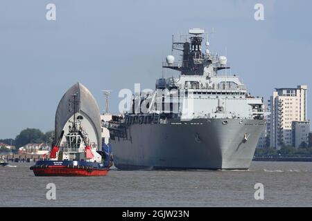 Woolwich, Regno Unito. 11 settembre 2021. HMS Albion alla barriera del Tamigi. L'ex ammiraglia della Royal Navy britannica HMS Albion è arrivata a Londra. La visita del porto nella capitale da parte della nave di classe Albion lunga 176 metri è di sostenere la London International Shipping Week che inizia lunedì 13 settembre. La HMS Albion, ormeggiata a Greenwich per la visita, è talvolta chiamata "lama dell'esercito della Royal Navy" per la sua flessibilità. L'arrivo di Albion coincide con un maggior numero di visitatori navali a Londra per la 'fiera' della difesa DSEI che inizia martedì. Credito: Rob Powell/Alamy L Foto Stock