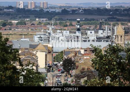 Gravesend, Regno Unito. 11 settembre 2021. HMS Albion passando la città sul fiume di Gravesend in Kent sulla sua strada fino al fiume. L'ex ammiraglia della Royal Navy britannica HMS Albion è arrivata a Londra. La visita del porto nella capitale da parte della nave di classe Albion lunga 176 metri è di sostenere la London International Shipping Week che inizia lunedì 13 settembre. La HMS Albion, ormeggiata a Greenwich per la visita, è talvolta chiamata "lama dell'esercito della Royal Navy" per la sua flessibilità. L'arrivo di Albion coincide con un maggior numero di visitatori navali a Londra per la 'fiera' della difesa DSEI Foto Stock