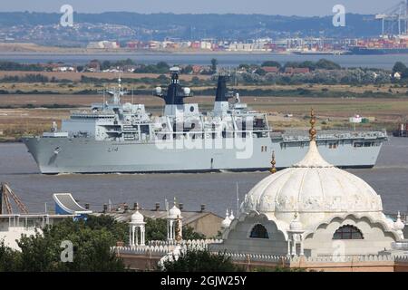 Gravesend, Regno Unito. 11 settembre 2021. HMS Albion passando il tempio Sikh a Gravesend sulla sua strada fino al Tamigi. L'ex ammiraglia della Royal Navy britannica HMS Albion è arrivata a Londra. La visita del porto nella capitale da parte della nave di classe Albion lunga 176 metri è di sostenere la London International Shipping Week che inizia lunedì 13 settembre. La HMS Albion, ormeggiata a Greenwich per la visita, è talvolta chiamata "lama dell'esercito della Royal Navy" per la sua flessibilità. L'arrivo di Albion coincide con un maggior numero di visitatori navali a Londra per la 'fiera' della difesa DSEI che genera Foto Stock