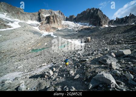 Sulla strada per l'arrampicata su roccia l'Hannibalturm nei pressi di Furkapass, Svizzera Foto Stock