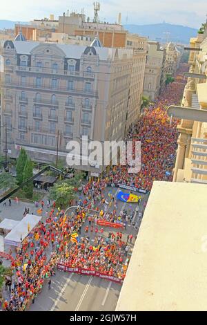 Barcellona, Spagna. 11 Settembre 2021. Folle di manifestanti marciano in via Laietana durante la manifestazione della Giornata Nazionale della Catalogna.400.000 persone secondo l'Assemblea Nazionale Catalana (ANC) e 108,000 secondo la polizia locale dimostrano a Barcellona il giorno Nazionale della Catalogna per chiedere l'indipendenza. (Foto di Ramon Costa/SOPA Images/Sipa USA) Credit: Sipa USA/Alamy Live News Foto Stock