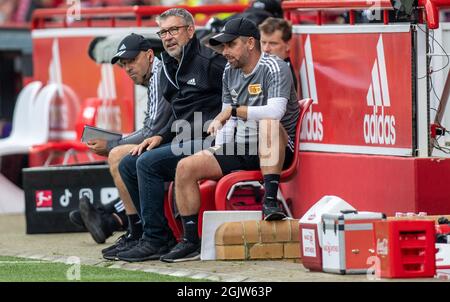 Berlino, Germania. 11 Settembre 2021. Calcio: Bundesliga, 1. FC Union Berlin - FC Augsburg, Matchday 4, an der Alten Försterei. Il co-trainer Markus Hoffmann (l-r) di Union, il cotrainer Urs Fischer e il co-trainer Sebastian Bönig guardano il gioco. Credit: Andreas Gora/dpa - NOTA IMPORTANTE: In conformità con le norme del DFL Deutsche Fußball Liga e/o del DFB Deutscher Fußball-Bund, è vietato utilizzare o utilizzare fotografie scattate nello stadio e/o del match sotto forma di immagini di sequenza e/o serie di foto video-simili./dpa/Alamy Live News Foto Stock