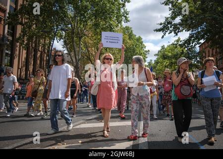 Il 10 settembre 2021, diverse migliaia di persone hanno sfidato il divieto prefetturale, marciando per le strade di Tolosa (Francia). Cantando la parola 'libertà', i manifestanti marciarono sui viali del centro della città, protestando contro il Passo sanitario e un obbligo di vaccinazione. Foto di Patrick Batard/ABACAPRESS.COM Foto Stock