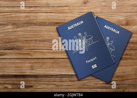 Vista dall'alto, due passaporti australiani su un asse di legno Foto Stock