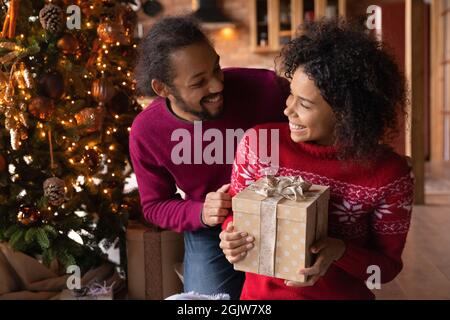 Amorevole coppia etnica felice festeggia l'anno nuovo Foto Stock
