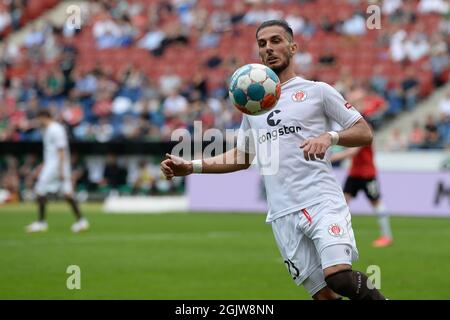 Hannover, Germania. 11 Settembre 2021. Calcio: 2. Bundesliga, Hannover 96 - FC St. Pauli, giorno 6 all'HDI Arena. Paqarada, Leart di St. Pauli, controlla la palla. Credit: Swen Pförtner/dpa - NOTA IMPORTANTE: In conformità con le norme del DFL Deutsche Fußball Liga e/o del DFB Deutscher Fußball-Bund, è vietato utilizzare o utilizzare fotografie scattate nello stadio e/o del match sotto forma di immagini di sequenza e/o serie di foto video-simili./dpa/Alamy Live News Foto Stock