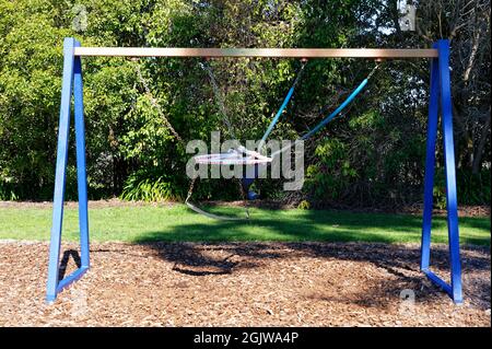 Un'oscillazione registrata in un parco giochi pubblico impedisce ai bambini di usarlo durante la pandemia di Covid Foto Stock