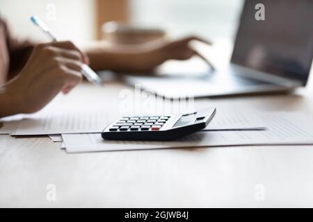 Primo piano del lavoro di bookkeeper femminile alla scrivania su computer portatile Foto Stock