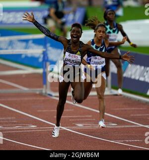 Zurigo, 09 set 2021 100m vincitore di ostacoli Tobi Amusan (L) Gabriele Cunningham (R) visto in azione durante la Wanda Diamond League a Litzigrund Stadiu Foto Stock