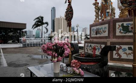 Santuario buddista gli dei cinesi lungo il fiume Chao Phraya Chinatown Bangkok Thailandia Foto Stock