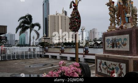 Santuario buddista gli dei cinesi lungo il fiume Chao Phraya Chinatown Bangkok Thailandia Foto Stock