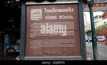 Billboard Sign Travel Information for Peiing School Area Chinatown Bangkok Thailandia Foto Stock