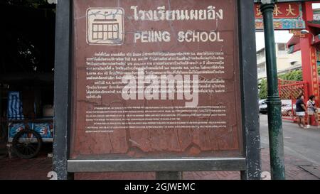 Billboard Sign Travel Information for Peiing School Area Chinatown Bangkok Thailandia Foto Stock