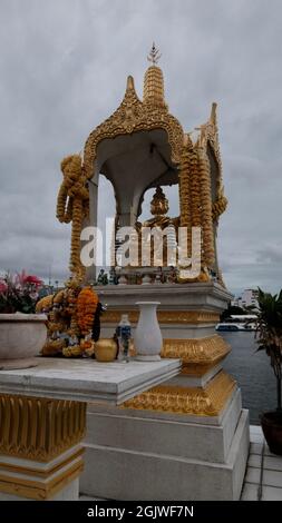 Santuario buddista gli dei cinesi lungo il fiume Chao Phraya Chinatown Bangkok Thailandia Foto Stock