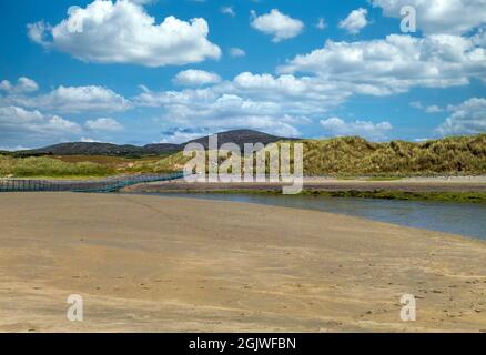 Bark Cove laguna con ponte galleggiante e colline in salita dietro.County Cork, Irlanda. Foto Stock