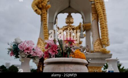 Santuario buddista gli dei cinesi lungo il fiume Chao Phraya Chinatown Bangkok Thailandia Foto Stock