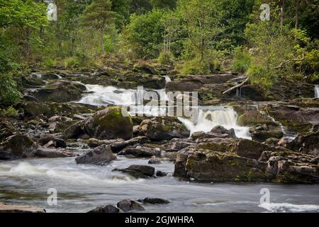 Le Cascate del Dochart sono una cascata di cascate situate sul fiume Dochart a Killin a Stirling, Scozia, vicino all'estremità occidentale del Loch Tay. Foto Stock