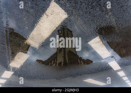 riflessione dell'edificio roemer nel centro della città di francoforte, assia germania Foto Stock