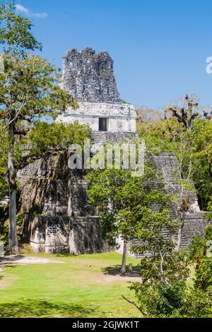 Tempio II alla Gran Plaza presso il sito archeologico di Tikal, Guatemala Foto Stock