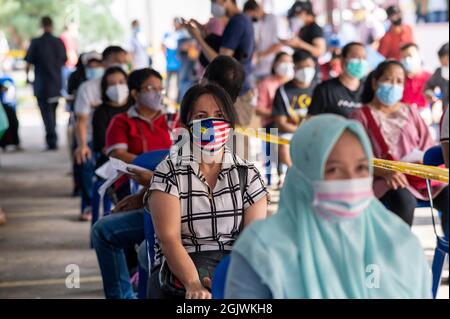 Kuala Lumpur, Malesia. 12 settembre 2021. Persone in attesa di ricevere vaccini COVID-19 a Klang di Selongor, Malesia, 12 settembre 2021. La Malesia ha registrato un nuovo picco di 592 morti in un solo giorno da COVID-19 a mezzanotte di sabato, portando il totale dei decessi a 20,419, secondo il ministero della salute. Credit: Chong Voon Chung/Xinhua/Alamy Live News Foto Stock